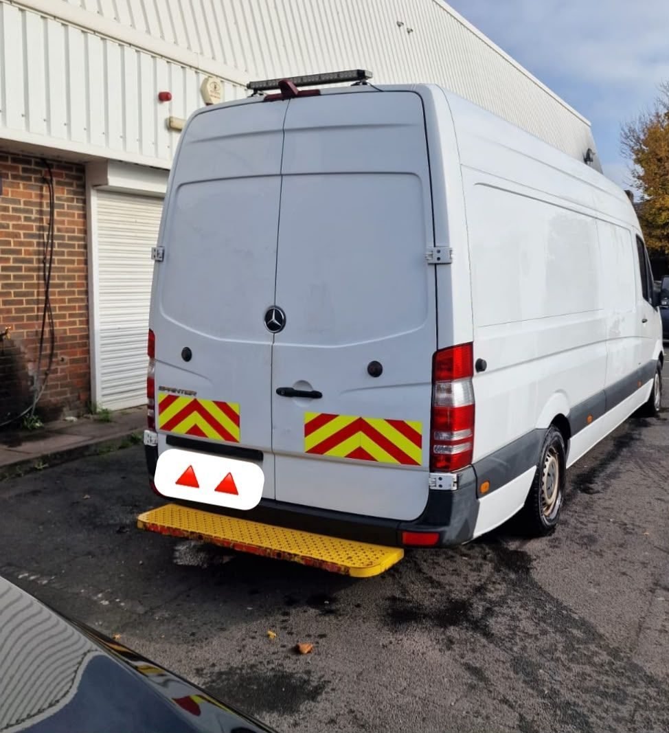 711 Breakdown Recovery response van attending a roadside breakdown callout
